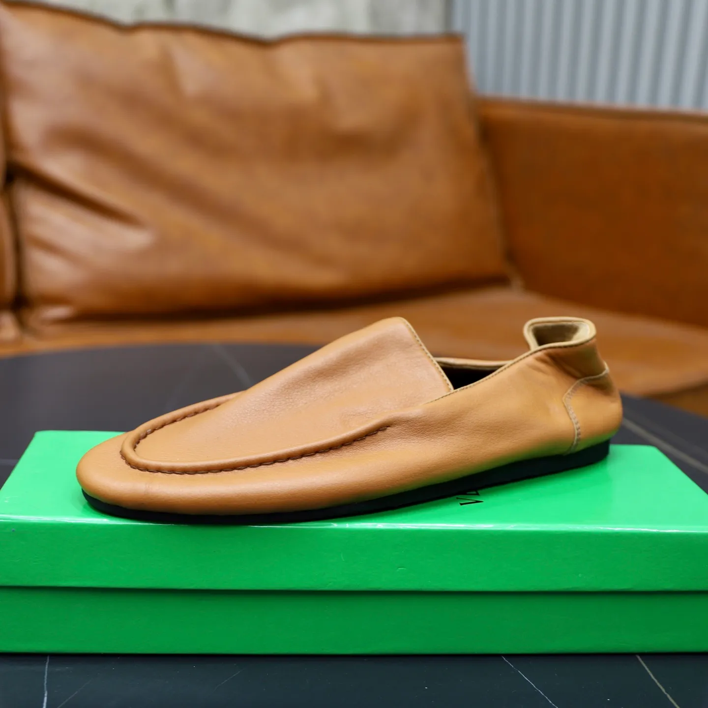 Ex-factory price: 462💰Calf lining【Bottega Veneta】BV classic men's wallet shoes. It is super convenient to carry when traveling. 👍It is made of imported soft calfskin, which is comfortable on the feet and has a luxurious cowhide lining inside. Original original rubber wear-resistant outsole. Matching code: 39-45